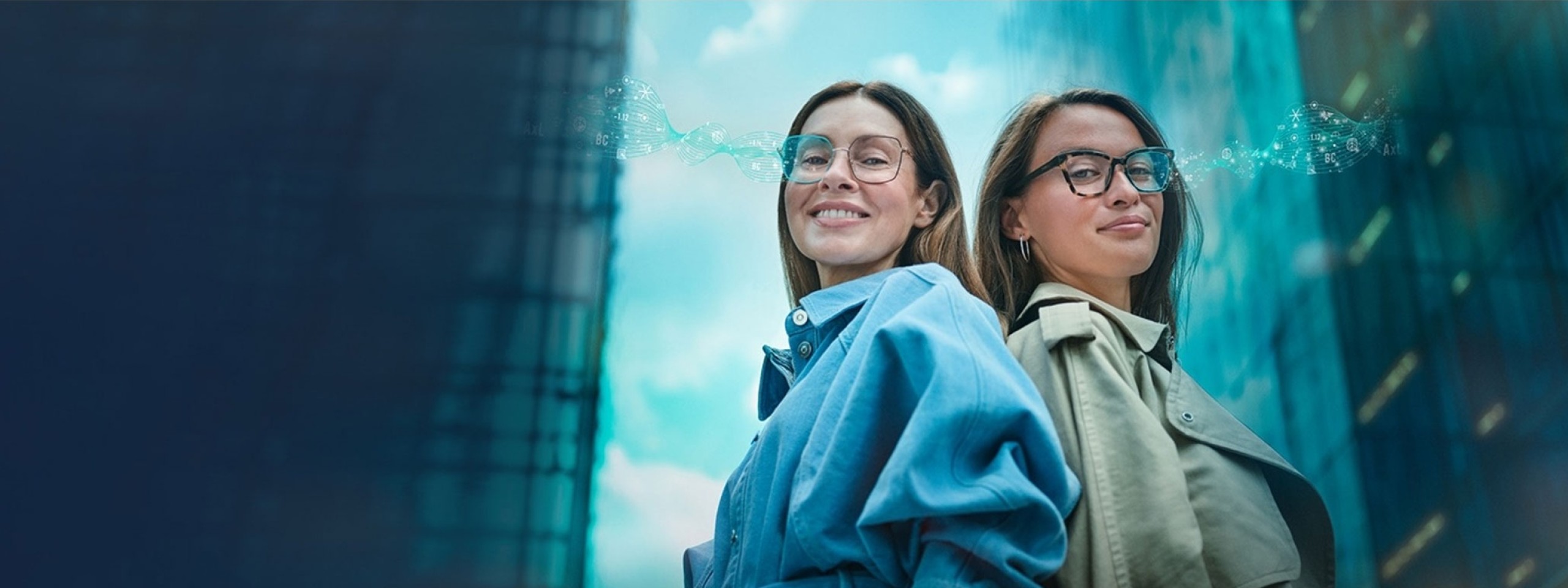 Frauen mit Gleitsichtbrillen stehen vor Hochhaus. Futuristische Grafiken über deren Köpfen deuten die intelligente Brillentechnologie an. 
